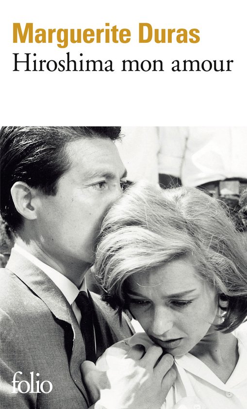 Boek 'Hiroshima mon amour' van Marguerite Duras. Close-up van een man en vrouw die elkaar omhelzen.