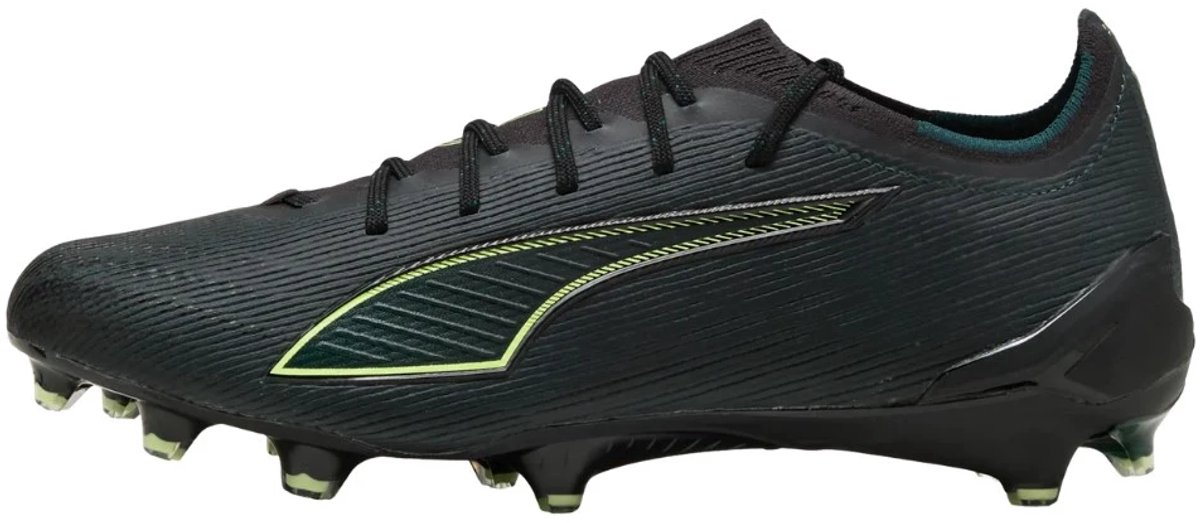 Zwarte Puma Ultra 6 Ultimate FG voetbalschoenen, EU 41, met technisch mesh bovenwerk en opvallende groene details.