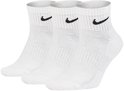 Drie paar witte Nike enkelsokken met zwart Nike logo.