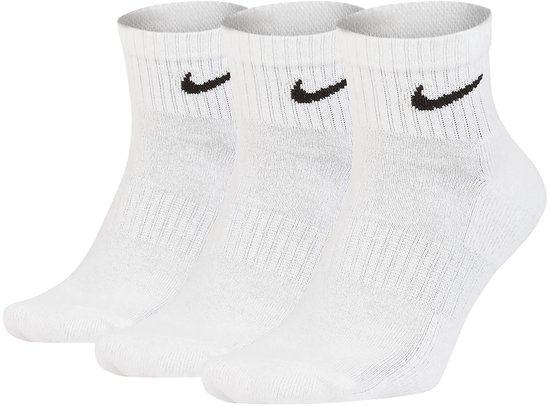 Drie paar witte Nike enkelsokken met zwart Nike logo.