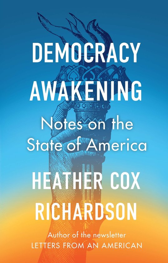 Boekomslag met de titel "Democracy Awakening: Notes on the State of America" door Heather Cox Richardson, met een afbeelding van de Vrijheidsvlam.