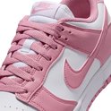 Detail van roze en witte Nike Dunk Low sneaker, voorkant met veters.