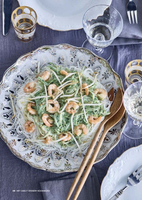 Japanse noedelssalade met garnalen, taugé en courgette op een sierlijk bord.