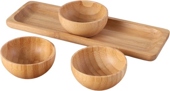 Drie ronde bamboeschalen op een rechthoekige bamboe serveerplank, geïsoleerd op een witte achtergrond.