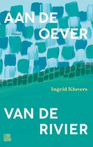 Boek "Aan de oever" van Ingrid Kluvers. Titel "Van de rivier". Abstracte achtergrond met blauwe en groene verfstreken.