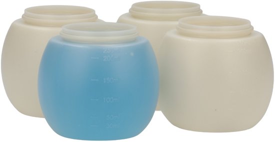 Quatre boules de lavage blanches et une bleue avec des marquages de mesure en ml. La boule bleue indique de 30ml à 250ml.
