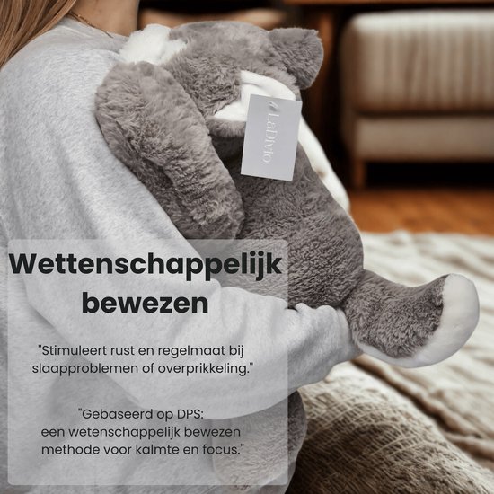 Een persoon houdt een grijze wolf knuffel vast, 'Wetenschappelijk bewezen' staat links.