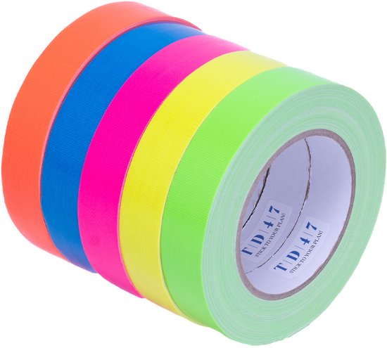 Een rol neon oranje, blauw, roze, geel en groen ducttape, gerangschikt in een boog.