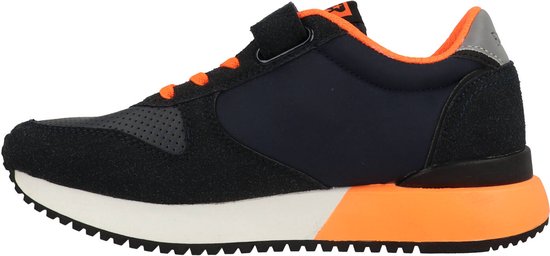 Zij aanzicht van een blauwe sneaker met oranje accenten en klittenbandsluiting. Witte zool met oranje rand.