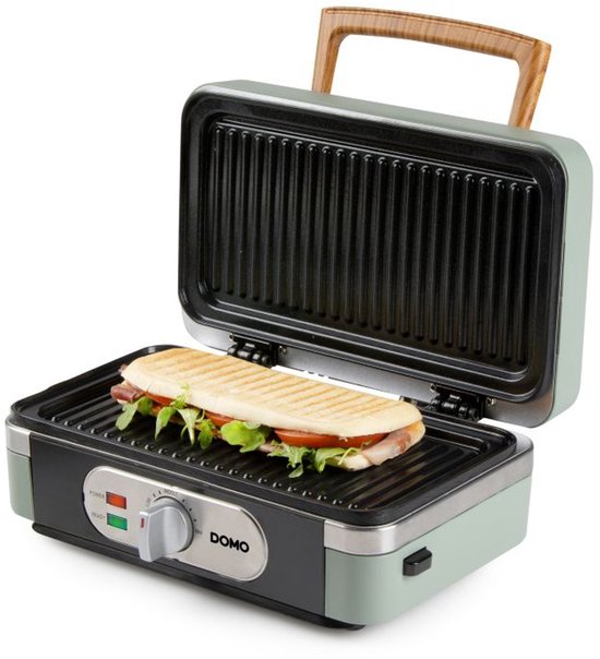 Groene grill met open deksel, met een tosti met kaas, tomaat en sla.