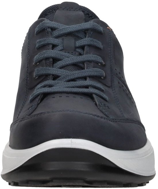 Vooraanzicht van een donkerblauwe Ecco nubuck sneaker met veters en witte zool.