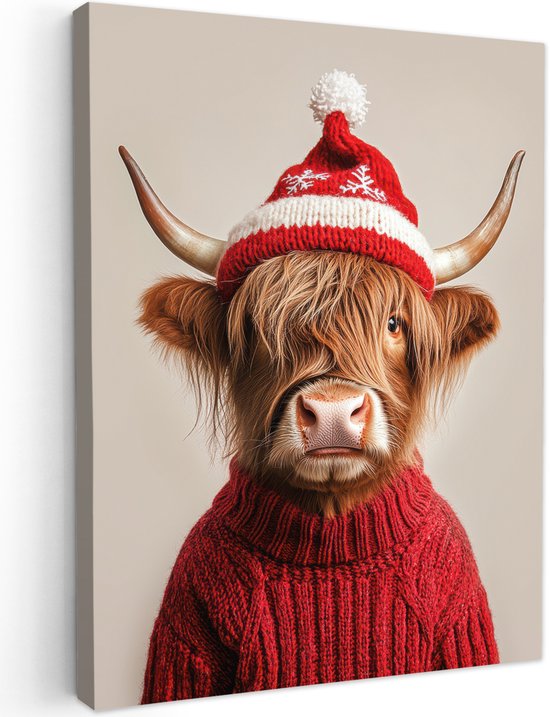 Schotse hooglander met rood gebreide kerstmuts met witte pompon en bijpassende trui.