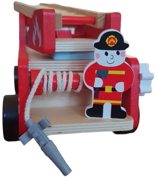 Houten brandweerauto met ladder en een brandweerman. Met oprolbare slang en haspel.
