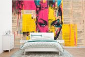 Behang - Fotobehang Vrouwengezicht - Krantenpapier - Abstract - Roze - Breedte 400 cm x hoogte 300 cm