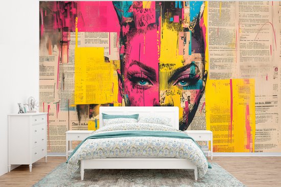 Behang - Fotobehang Vrouwengezicht - Krantenpapier - Abstract - Roze - Breedte 400 cm x hoogte 300 cm