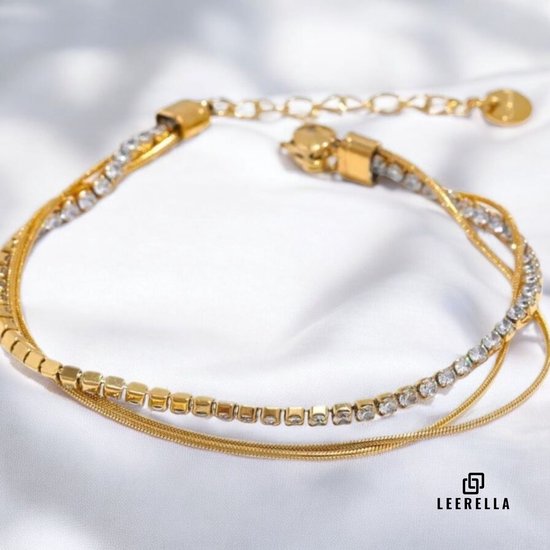 Gouden armband met meerdere dunne schakels, versierd met zirkonia en kleine blokjes. Verstelbare sluiting.