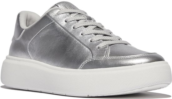 Zilverkleurige Fitflop sneaker met dikke witte zool, van voren gezien.