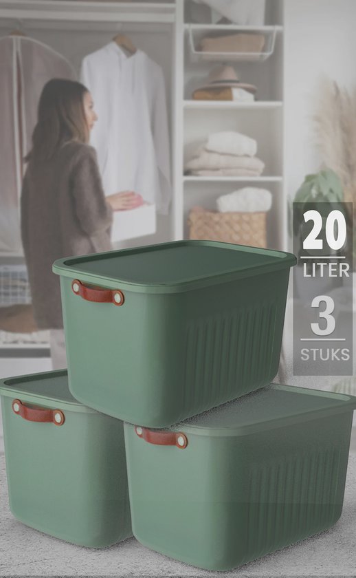 Drie groene opbergboxen van 20L met deksel en bruine handgrepen in een kast.
