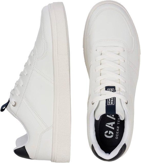 Boven- en zijaanzicht van een witte sneaker met navy hiel en tonglabel 'GAASTRA OCEAN TESTED'.