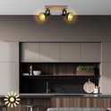 Inbouwspot met houten balk, twee donkere spots, boven een keuken met donkere kasten.