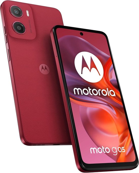 Rode Motorola Moto G05 smartphone met voorkant en achterkant getoond, met logo's.