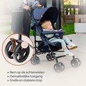 Donkerblauwe buggy met kind, detail van rem op de achterwielen.