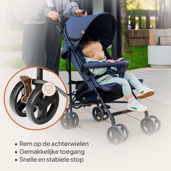 Donkerblauwe buggy met kind, detail van rem op de achterwielen.