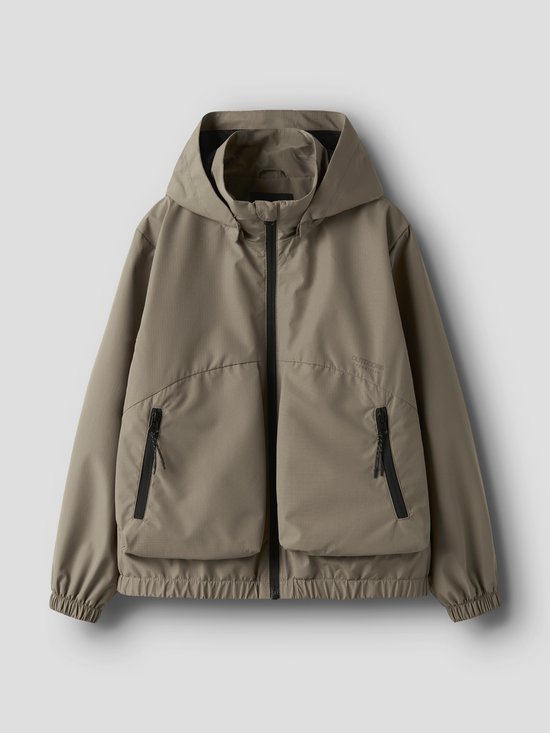 Veste beige à capuche, double poche poitrine zippée et ourlet élastique.