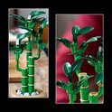 Deux gros plans d'une plante de bambou LEGO verte, tiges et feuilles.