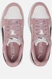 Bovenkant van roze suède Puma sneakers met witte en zwarte accenten. "SOFTFOAM" op de binnenzolen.