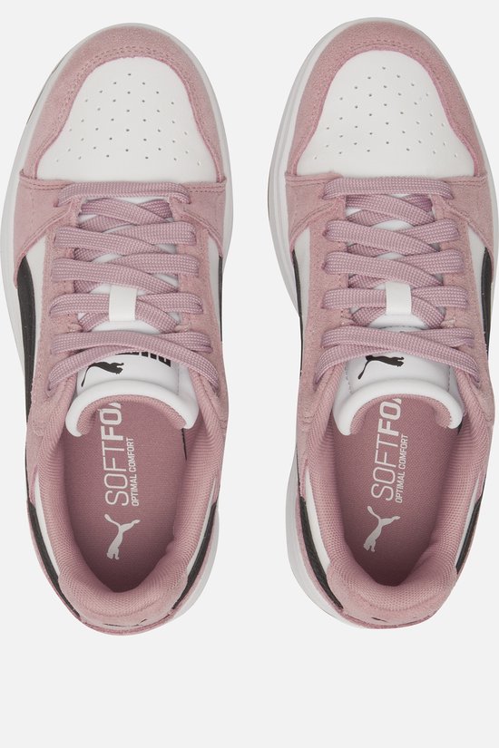 Bovenkant van roze suède Puma sneakers met witte en zwarte accenten. "SOFTFOAM" op de binnenzolen.