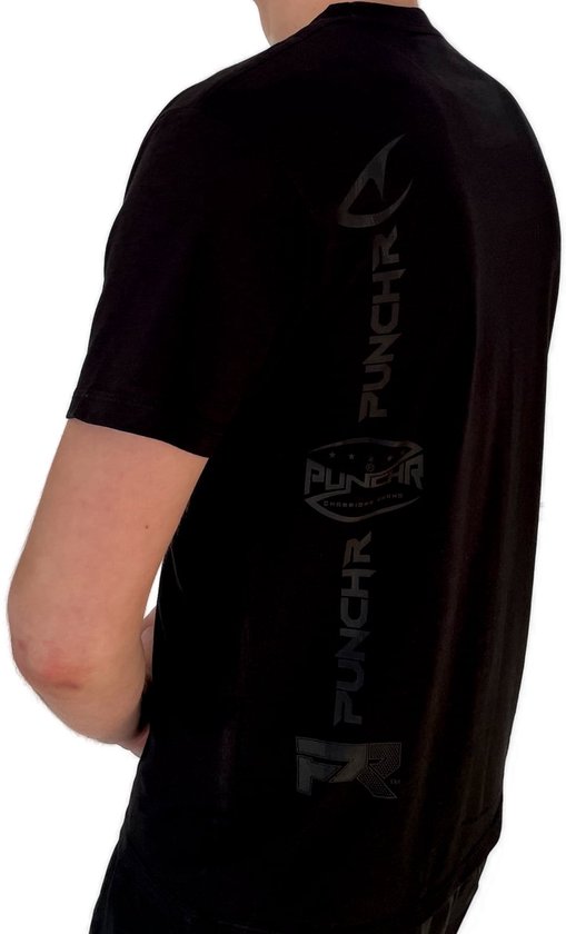 Achterkant van zwart t-shirt met verticale PUNCHR logo's.