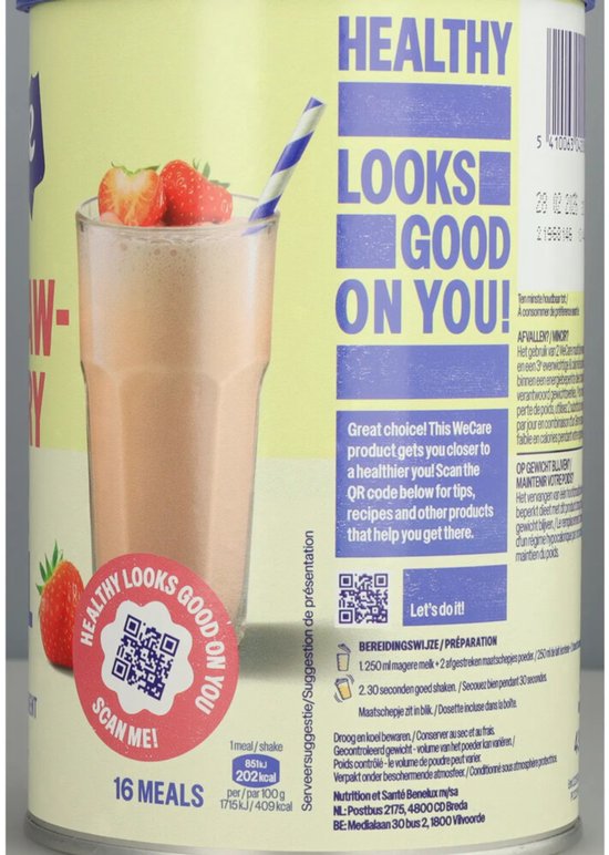 Blik met Strawberry maaltijdshake, glas met romige aardbeienshake, aardbeien en een rietje. Tekst: 'Healthy Looks Good On You'.