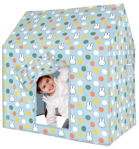 Blauwe Nijntje speeltent met vrolijke stippen en Miffy-opdruk. Een kind kijkt lachend vanuit de deuropening.