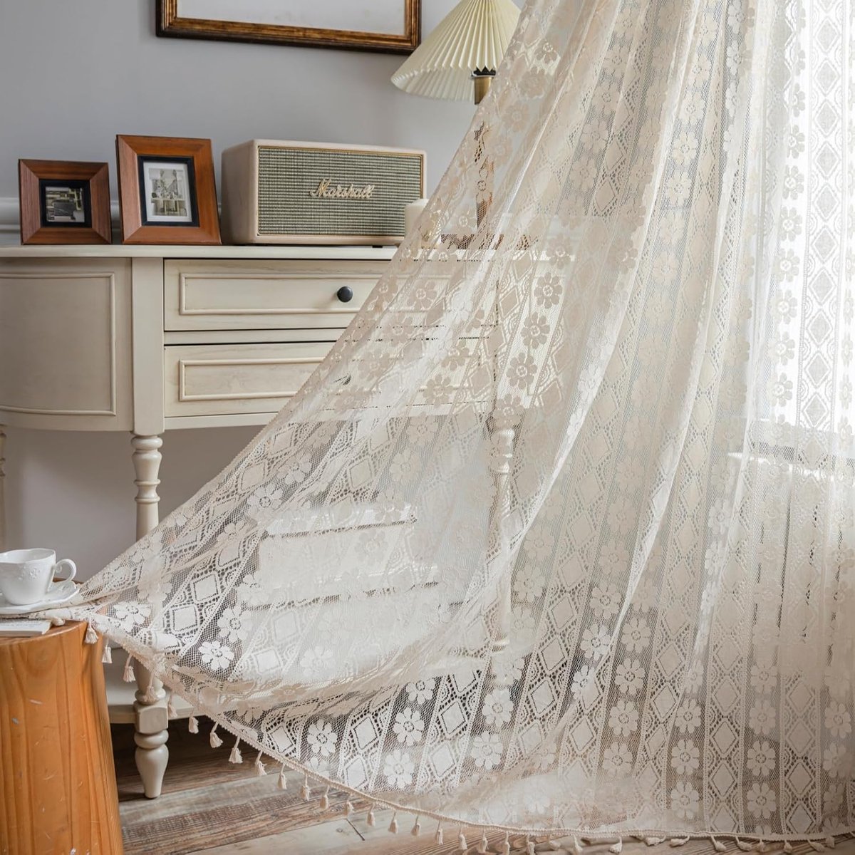 Beige gehaakte gordijnen met bloemenmotief - met kwastjes - Country Vintage Chic - Vermind