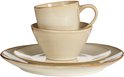 Een gestapeld beige servies: een bord, een kom en een mok, allemaal met een verweerde bruine rand.