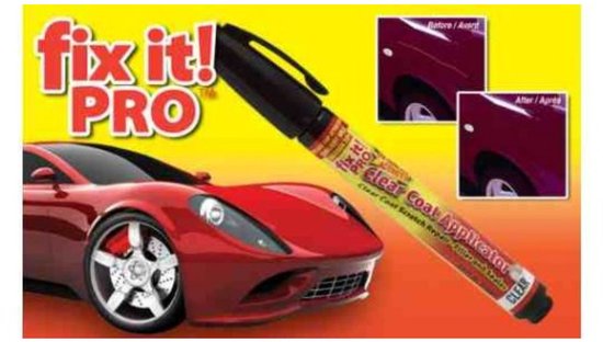 Voiture de sport rouge avec le stylo effaceur de rayures FIX IT! PRO. Photos avant et après d'une rayure réparée.