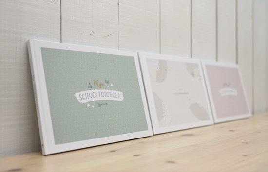 Drie 'Mijn Schoolfotoboek' albums op een rij. Van links naar rechts: mintgroen, beige, en lichtroze.