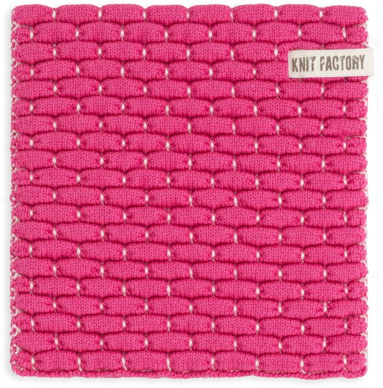 Fuchsia gebreide onderzetter met een wit patroon en een label van Knit Factory.