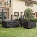 Housses noires pour meubles de jardin : table à manger, chaise et table d'appoint, sur une pelouse.