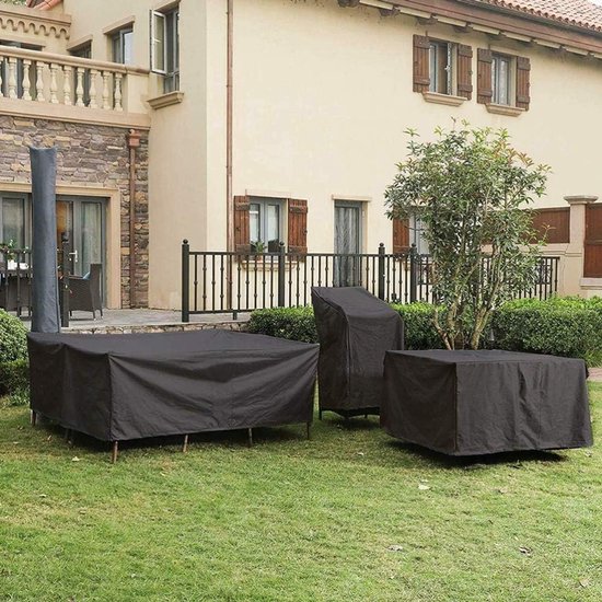 Housses noires pour meubles de jardin : table à manger, chaise et table d'appoint, sur une pelouse.