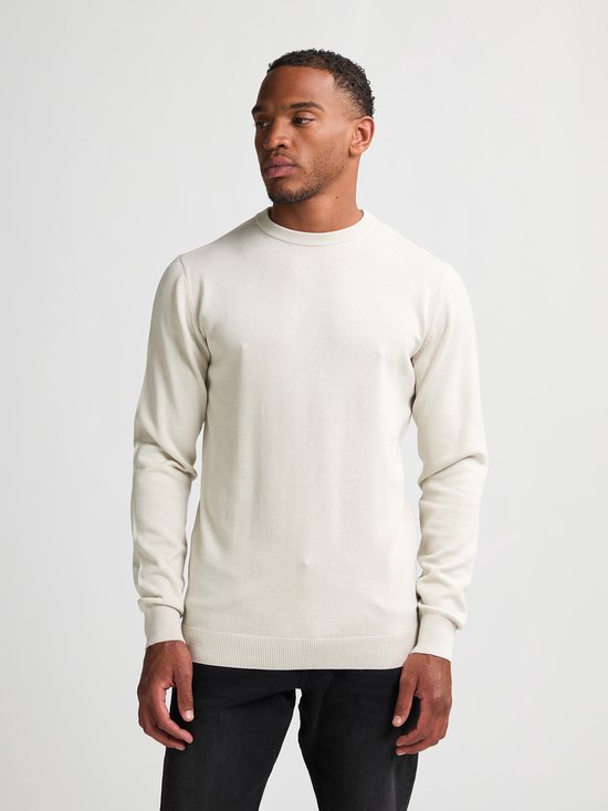 Man met beige trui met lange mouwen, voorkant zichtbaar.