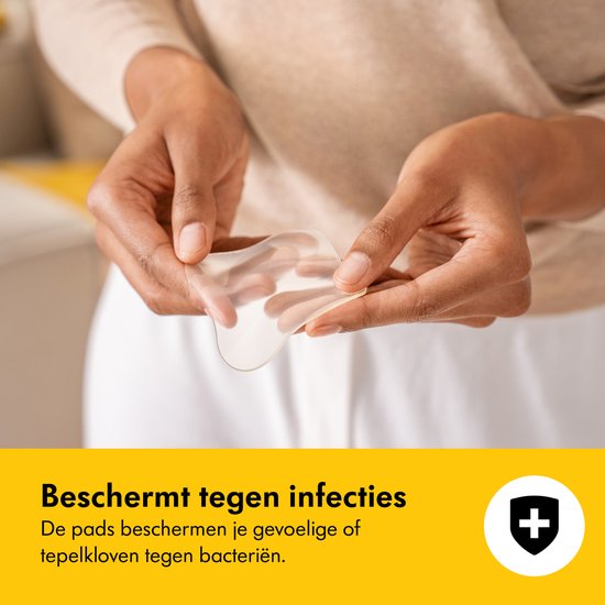 Mains tenant une compresse Medela hydrogel transparente. Texte : Protège contre les infections.