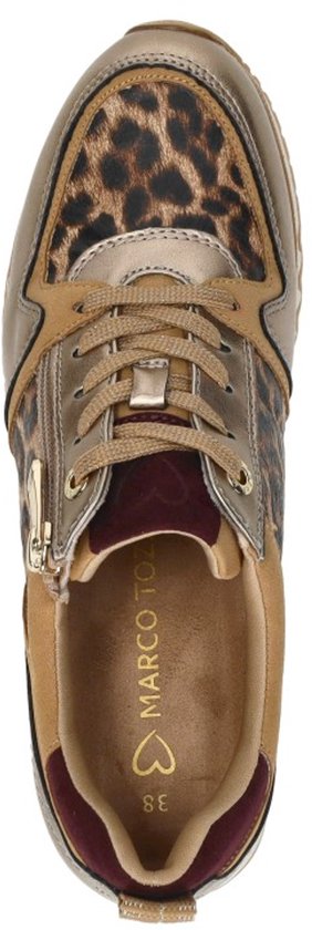 Dames sneaker met luipaardprint, beige, goudkleurig metaal en bordeauxrode details. Veter- en ritssluiting.
