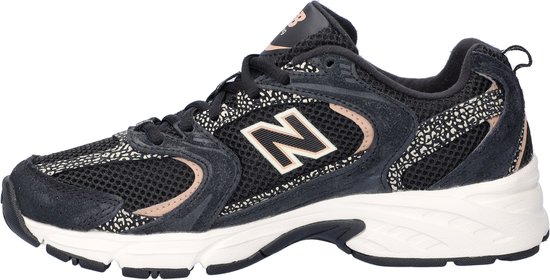Zwarte New Balance U530 sneaker, luipaardprint overlay, beige accenten.