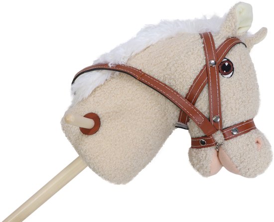 Gedetailleerd off-white bouclé stokpaard met bruin hoofdstel, witte manen.