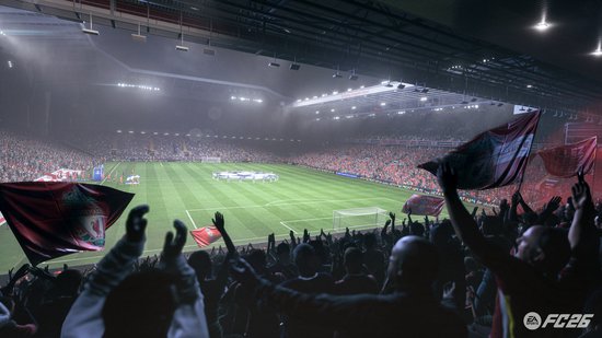 Voetbalwedstrijd in een stadion met fans die Liverpool-vlaggen zwaaien. Een circelvormig logo op het veld.