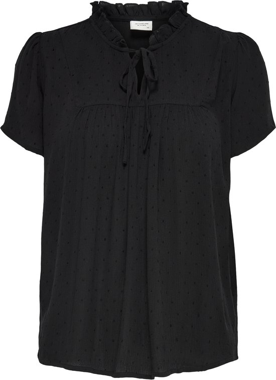 Zwarte blouse met korte mouwen, ruchekraag en strikdetail bij de hals. De stof heeft een subtiel stipjespatroon.