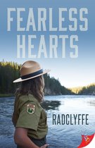 Parkwachter met 'Fearless Hearts' op de rug, kijkend naar een rivier.