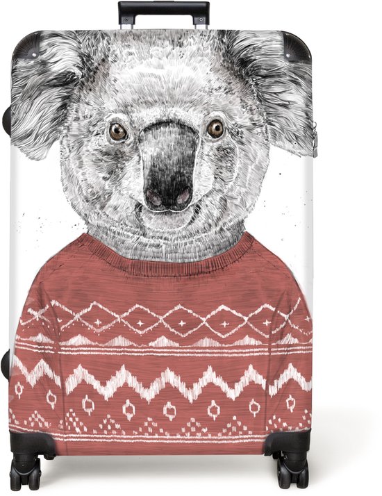 Lichtgrijze koala met bruine ogen, gedetailleerde oren en een rode trui met fair isle patroon, op een witte achtergrond.